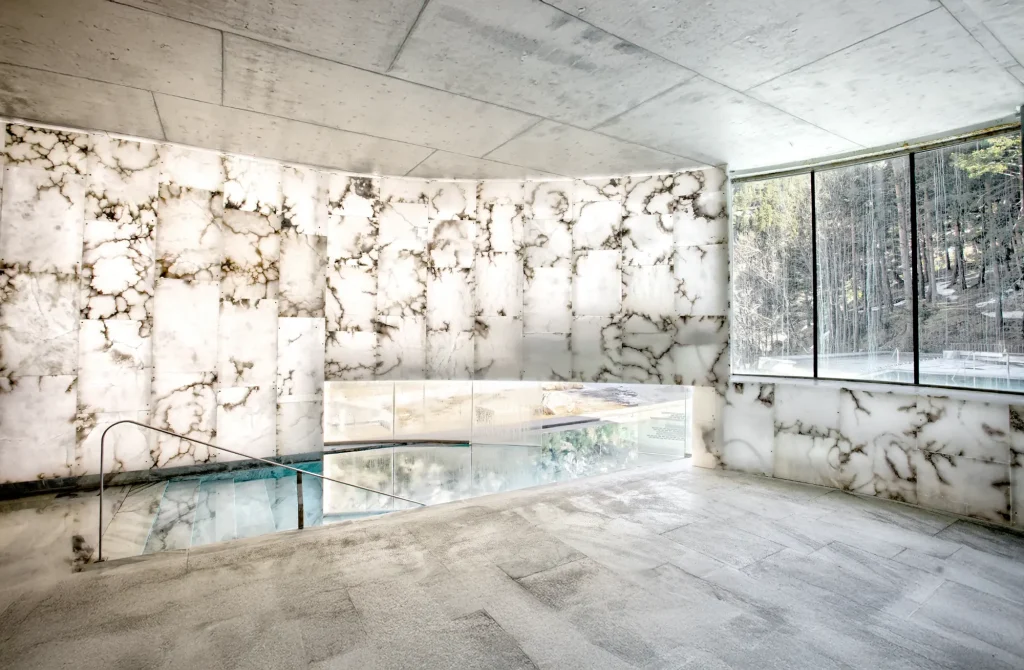 Tendencias 2025 del uso del alabastro en diseño de interiores y arquitectura 1 Arastone Balneario 0014 banner 300kb v2